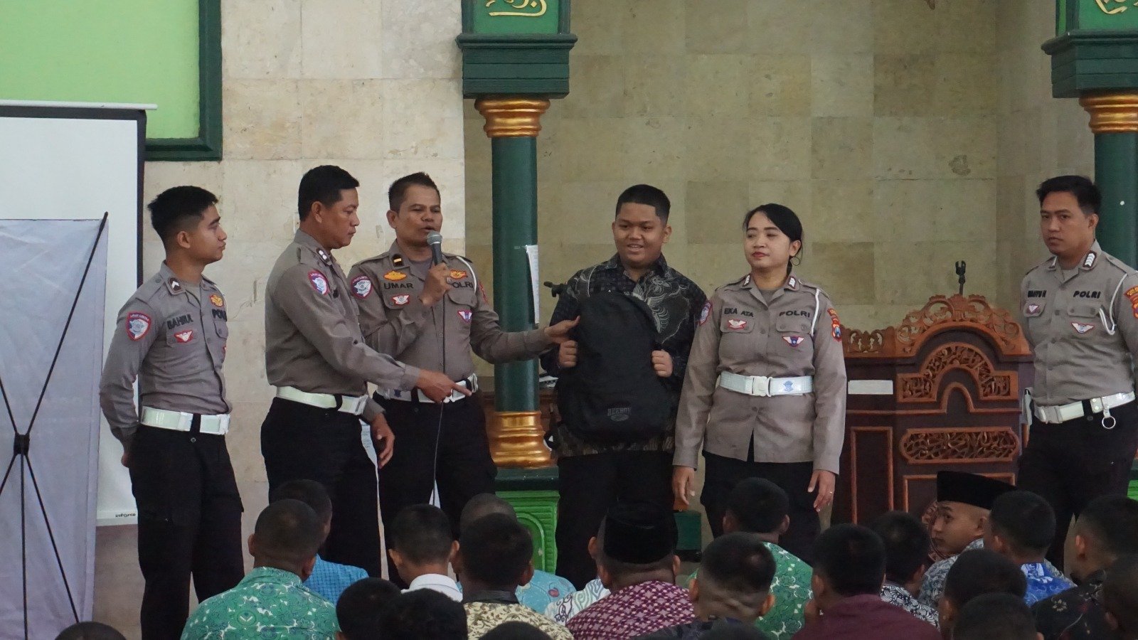 Momen penutupan MPLS di SMK Negeri 2 Singosari, Kabupaten Malang langsung diserbu oleh personel Satlantas Polres Malang (17/7/2026).