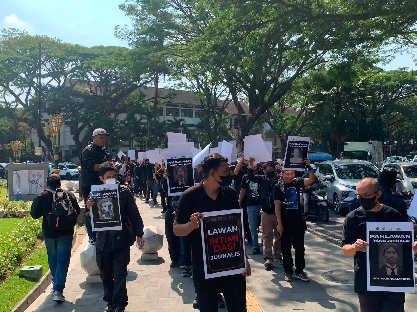 Insan pers dari organisasi wartawan di Malang Raya menggelar aksi unjuk rasa, mendesak Presiden Minta Maaf usai sebut wartawan London Ireng