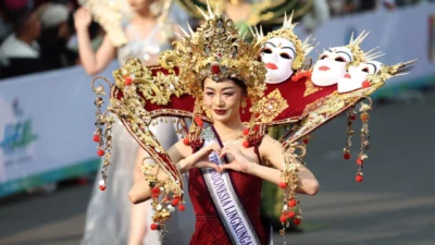 Tembus New York hingga Paris! Menpar Sebut JFC Jadi Ujung Tombak Diplomasi Mode Indonesia, Angkat Identitas Bangsa ke Kaca Dunia