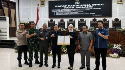 Rapat paripurna DPRD Kota Malang diwarnai dinamika politik, di mana mayoritas fraksi di dewan memilih sikap abstain sebagai sinyal penegasan