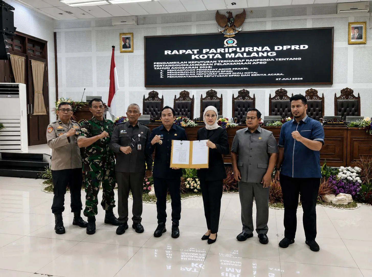 Rapat paripurna DPRD Kota Malang diwarnai dinamika politik, di mana mayoritas fraksi di dewan memilih sikap abstain sebagai sinyal penegasan