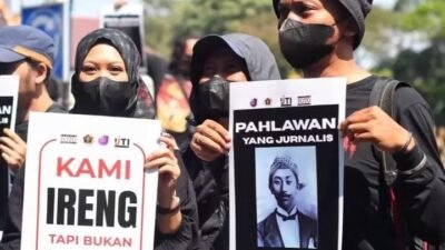 Pernyataan 'Londo Ireng' Presiden, Pers Bondowoso Bagi Bunga Hitam & Gelar Aksi Jalan Mundur!