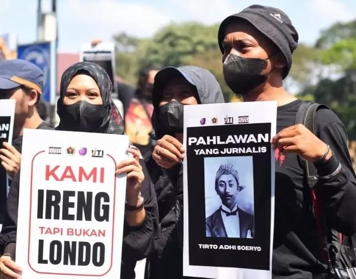 Pernyataan 'Londo Ireng' Presiden, Pers Bondowoso Bagi Bunga Hitam & Gelar Aksi Jalan Mundur!