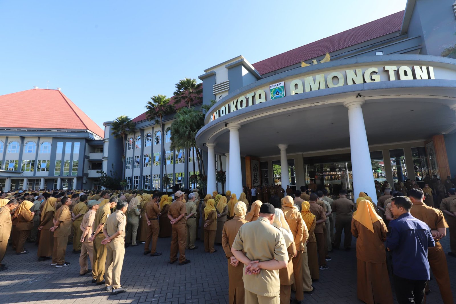 Wali Kota Batu, Nurochman, memimpin langsung Apel Senin Pagi di Balai Kota Among Tani, Ingatkan peningkatan inovasi kepada OPD
