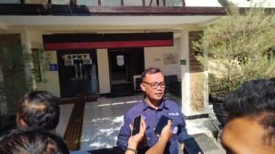 Polres Malang mengamankan seorang pria berinisial VD (25) yang kedapatan membawa senjata tajam (sajam) tanpa izin ke warung kopi (Warkop)