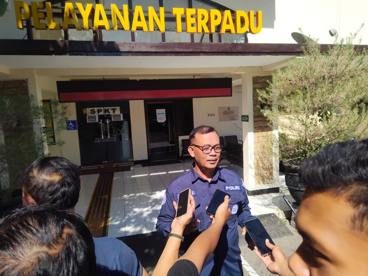 Polres Malang mengamankan seorang pria berinisial VD (25) yang kedapatan membawa senjata tajam (sajam) tanpa izin ke warung kopi (Warkop)