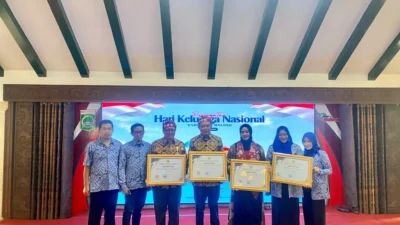 Bupati Bondowoso, KH. Abdul Hamid Wahid, menerima piagam penghargaan atas komitmennya dalam mendukung pelaksanaan berbagai Program Prioritas