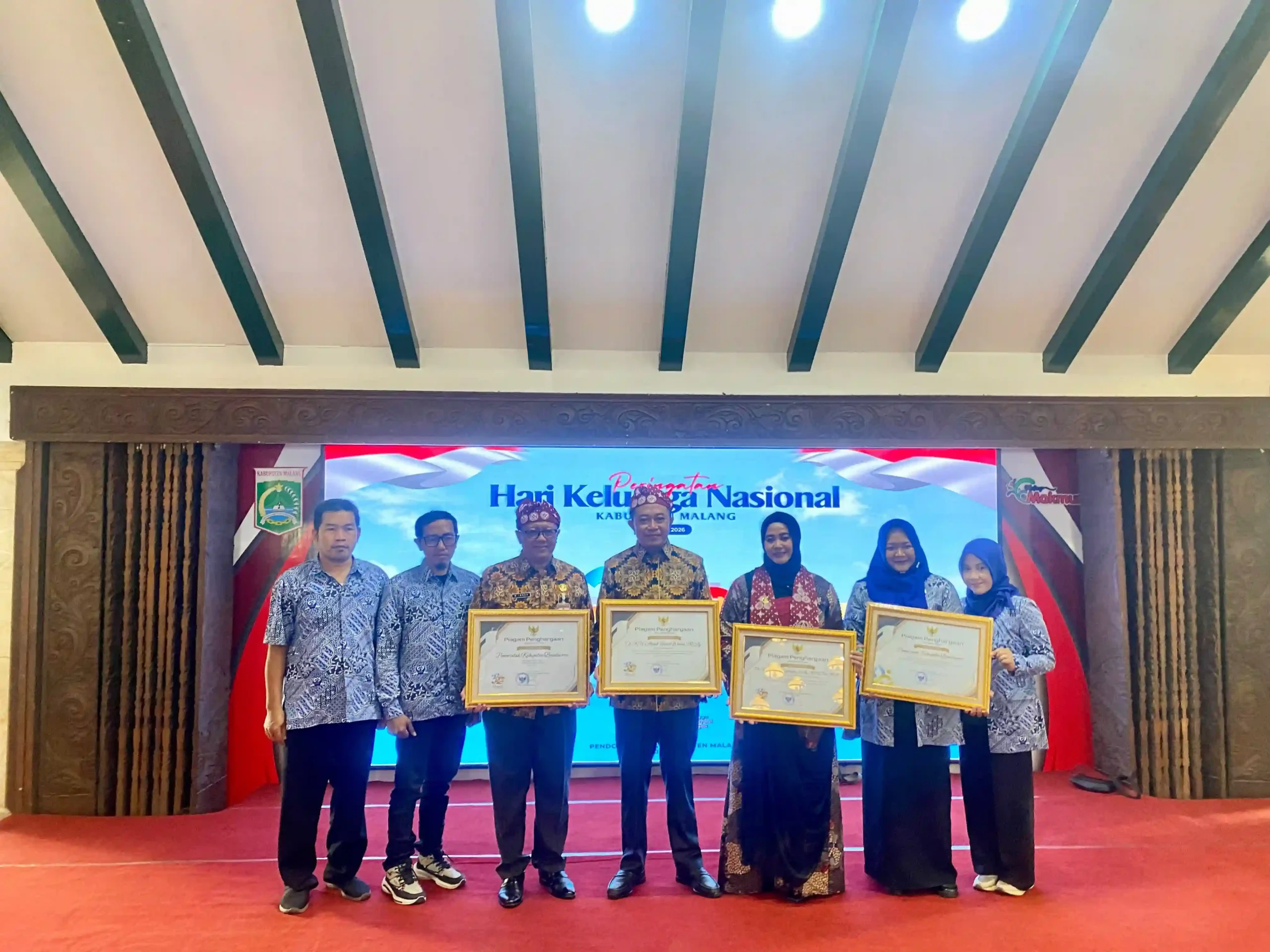 Bupati Bondowoso, KH. Abdul Hamid Wahid, menerima piagam penghargaan atas komitmennya dalam mendukung pelaksanaan berbagai Program Prioritas
