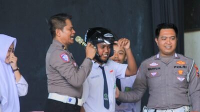 Satlantas Polres Malang menggelar kegiatan sosialisasi dan edukasi tertib lalu lintas buat ratusan siswa-siswi SMAN 1 Sumberpucung (Smaloka)