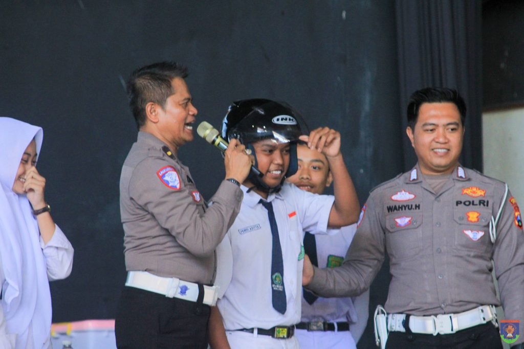 Satlantas Polres Malang menggelar kegiatan sosialisasi dan edukasi tertib lalu lintas buat ratusan siswa-siswi SMAN 1 Sumberpucung (Smaloka)