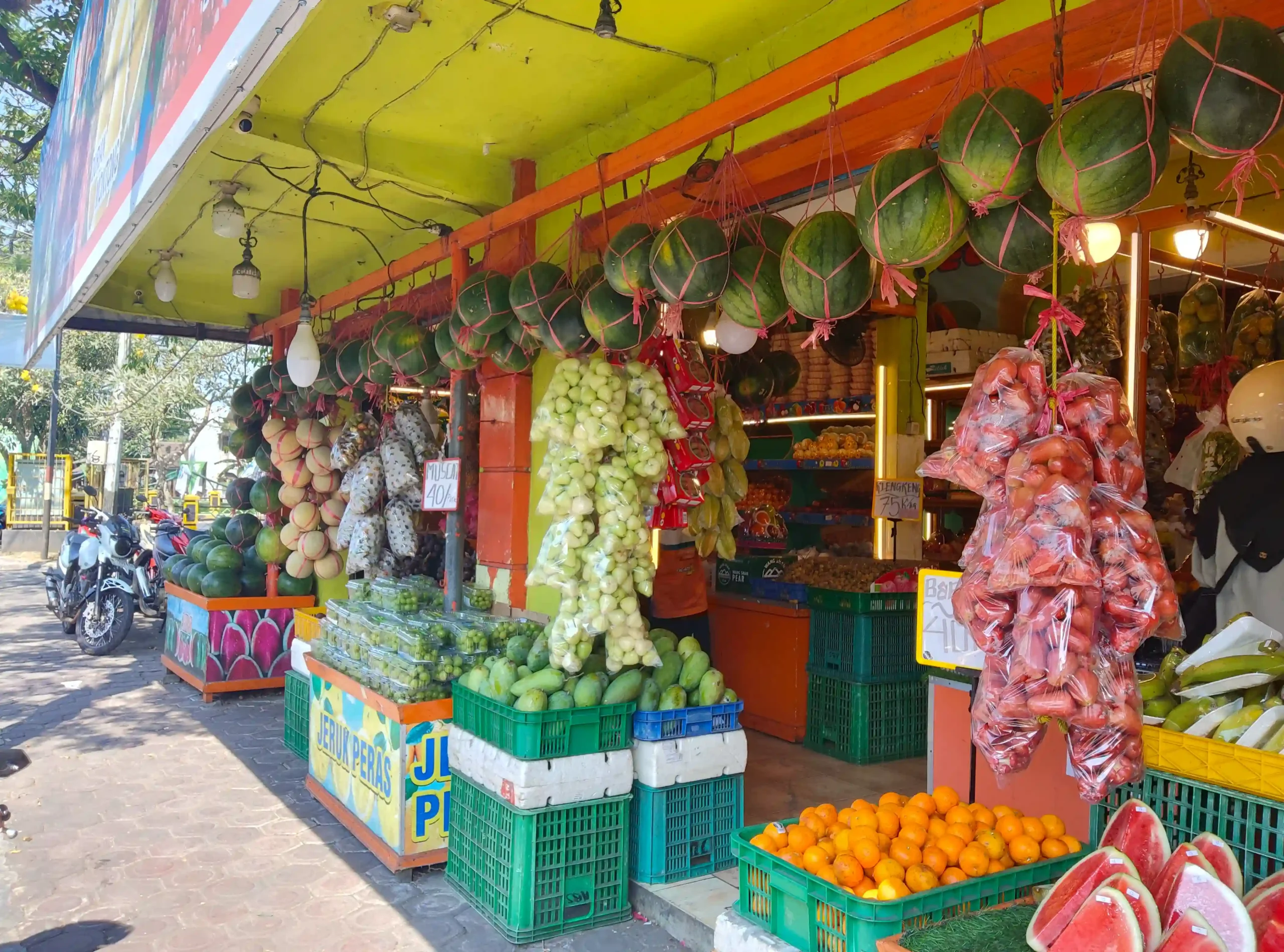 MBG Berhenti, Harga Buah Lokal di Malang Langsung Turun