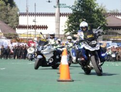 Aksi Keren Polwan Polres Malang Libas Motor Gede di HUT Bhayangkara Ke-80
