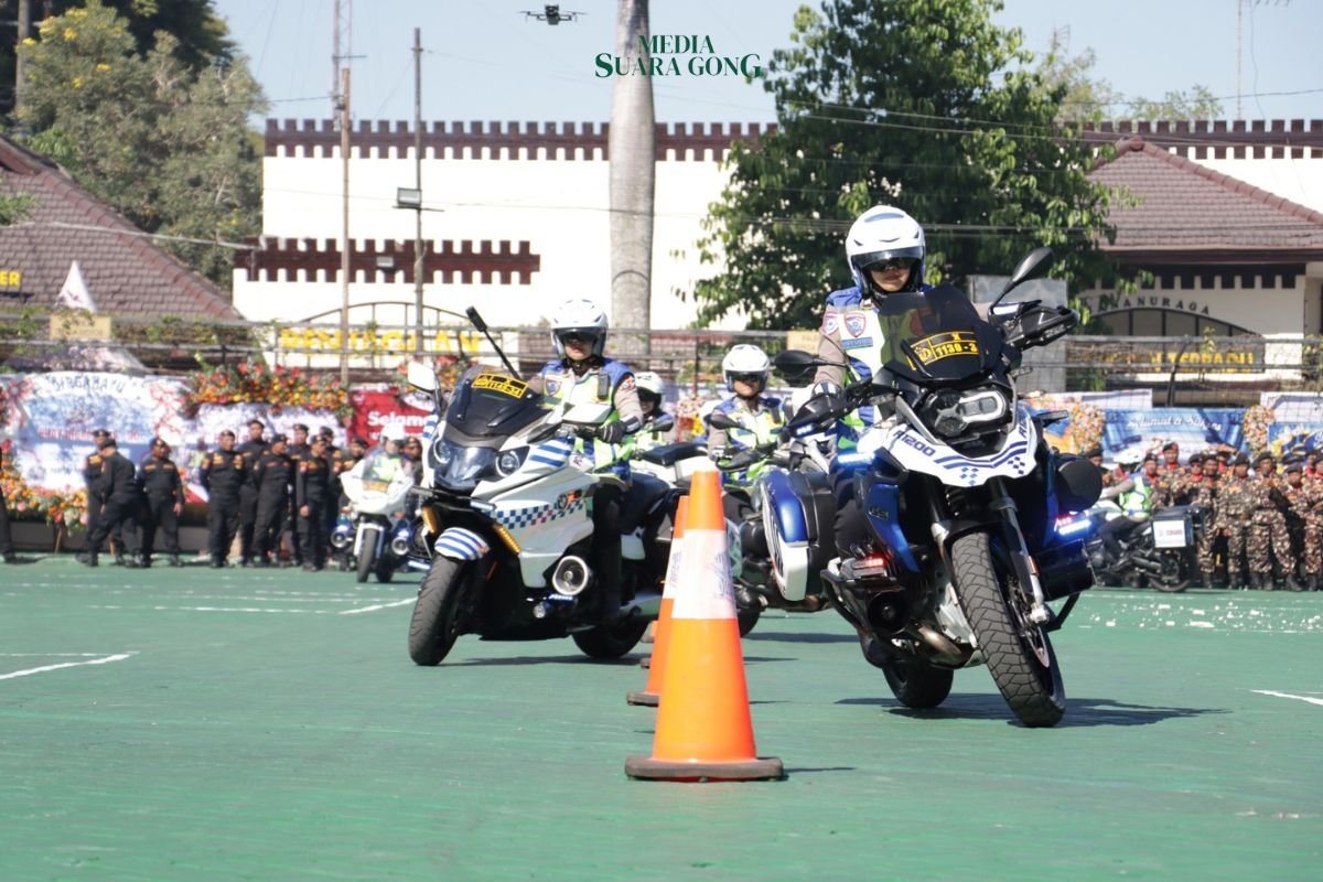 Tim 'Srikandi' Polwan Satlantas yang sukses mengocok adrenalis lewat aksi safety riding super Mbois di Hari Bhayangkara ke-80
