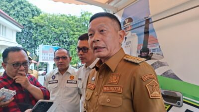 Ajang tahunan para pemimpin kota se-Indonesia baru saja usai. Rapat Kerja Nasional (Rakernas) XVIII Asosiasi Pemerintah Kota Seluruh Indonesia (APEKSI) yang digelar di Kota Medan pada 29 Juni hingga 4 Juli 2026 sukses melahirkan sejumlah rekomendasi krusial yang siap digedor ke pemerintah pusat. Pj Wali Kota Malang, Wahyu Hidayat, menegaskan bahwa poin-poin rekomendasi ini sangat penting untuk memangkas berbagai hambatan sat-set dalam mengeksekusi program strategis nasional di level daerah. 📋 Soroti Isu Krusial: Dari Urusan Pajak Sampai Kewenangan yang "Ditarik" Pusat Sebagai Ketua Komisariat Wilayah IV APEKSI, Wahyu Hidayat membeberkan kalau banyak banget tantangan riil di lapangan yang selama ini bikin pemerintah kota harus memutar otak. Beberapa persoalan panas yang dibahas intensif dalam Rakernas tersebut meliputi: Kebijakan Fiskal & Transfer ke Daerah: Urusan aliran dana dari pusat ke kas daerah. Persetujuan Bangunan Gedung (PBG) & Lahan Sawah Dilindungi (LSD): Regulasi tata ruang dan perizinan yang seringkali tumpang tindih. Penyusutan Wewenang Daerah: Sorotan tajam terhadap penarikan sebagian urusan daerah yang kini diambil alih oleh pemerintah pusat. “Banyak hal yang memang dialami kota-kota di Indonesia dalam menjalankan program strategis nasional. Hambatan-hambatan itu kami minta dicarikan solusi agar pelaksanaannya bisa dipercepat,” tegas Wahyu, Senin (6/7/2026). 🏛️ Langsung Disampaikan ke Menteri, Minta Kebijakan Konkret! Gak sekadar jadi dokumen formalitas, aspirasi dan keluhan dari berbagai daerah ini diklaim sudah disampaikan langsung kepada Menteri Koordinator Bidang Infrastruktur dan Pembangunan Kewilayahan serta Wakil Menteri Dalam Negeri yang turut hadir di lokasi. Orang nomor satu di Pemkot Malang itu menambahkan, seluruh wali kota yang tergabung dalam APEKSI sepakat agar hasil diskusi di Medan ini tidak mandek di atas kertas saja. Pemerintah pusat diharapkan segera meresponsnya dengan menerbitkan kebijakan konkret agar pembangunan di daerah bisa langsung tancap gas tanpa terganjal aturan yang rumit.