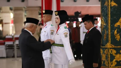 Bupati Malang, Sanusi, mengukuhkan sebanyak 75 anggota Pasukan Pengibar Bendera Pusaka (Paskibraka) pada upacara peringatan Hari Kemerdekaan