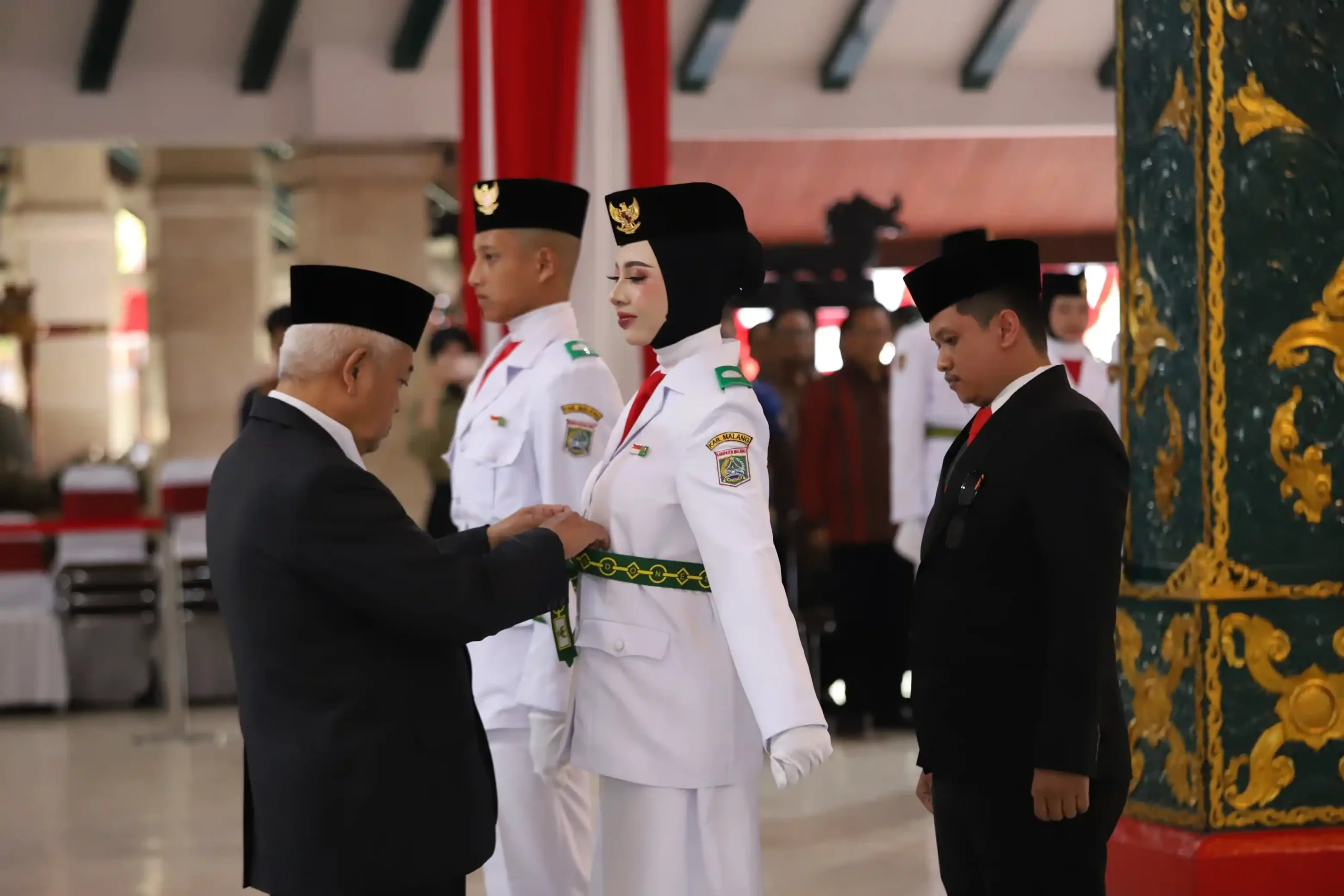 Bupati Malang, Sanusi, mengukuhkan sebanyak 75 anggota Pasukan Pengibar Bendera Pusaka (Paskibraka) pada upacara peringatan Hari Kemerdekaan