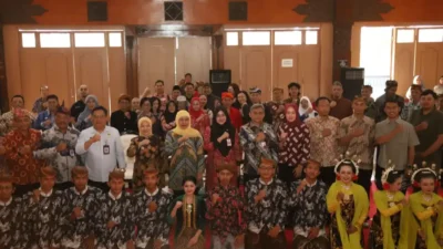 Gubernur Khofifah & Wabup Lathifah beri apresiasi ke 4 sanggar tari Kabupaten Malang di Taman Krida Budaya.