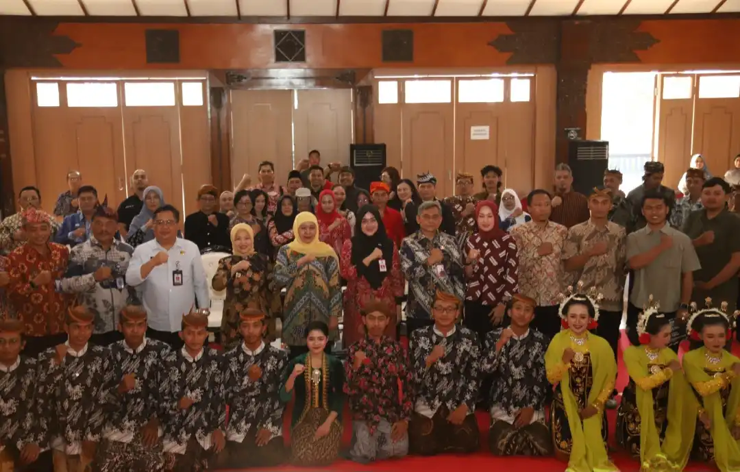 Gubernur Khofifah & Wabup Lathifah beri apresiasi ke 4 sanggar tari Kabupaten Malang di Taman Krida Budaya.