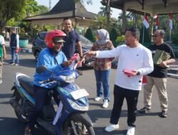 Sambut HUT ke-81 RI, Pemkab Bondowoso Bagikan 1.000 Bendera Merah Putih di Alun-Alun