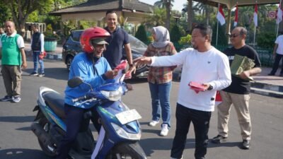 Pemerintah Kabupaten (Pemkab) Bondowoso membagikan 1.000 bendera Merah Putih secara gratis kepada masyarakat di Alun-Alun
