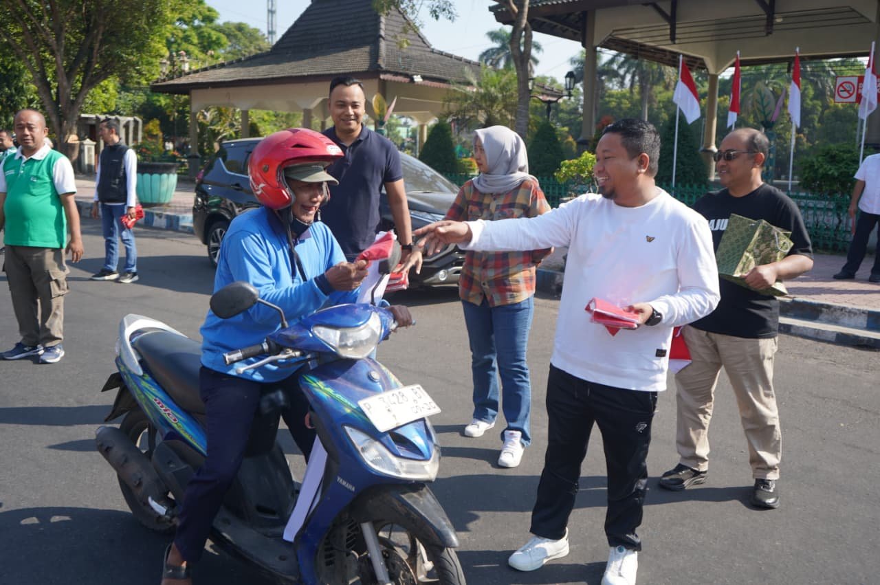 Pemerintah Kabupaten (Pemkab) Bondowoso membagikan 1.000 bendera Merah Putih secara gratis kepada masyarakat di Alun-Alun
