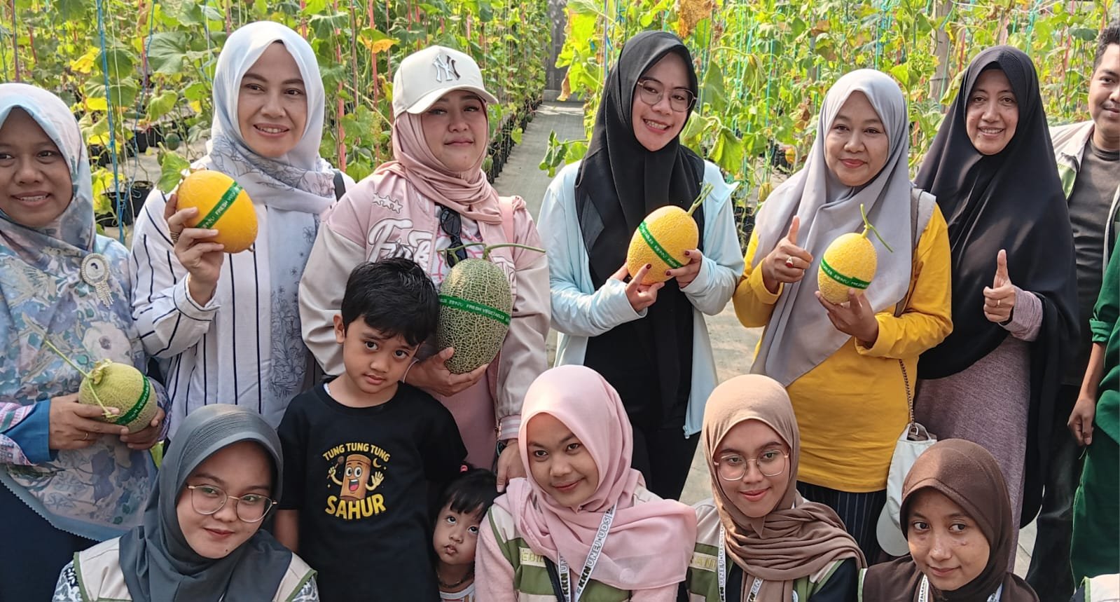 Ketua TP PKK Kabupaten Situbondo, Husna Laili (Mbak Una), melakukan kunjungan ke Wisata Petik Buah Melon Kabupaten Situbondo