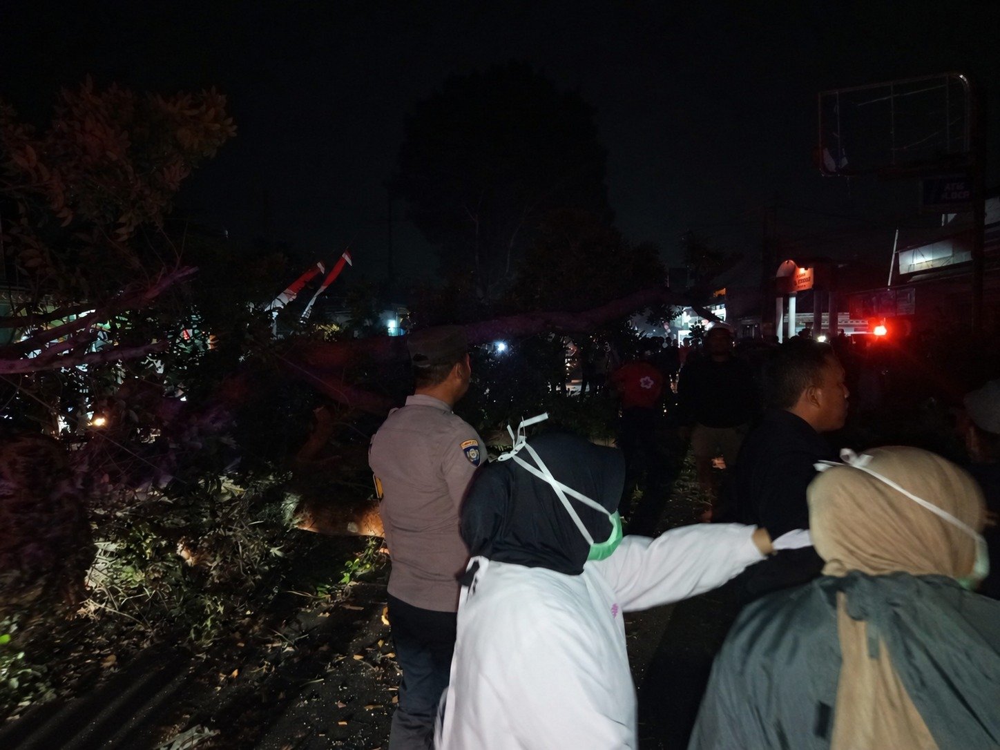 Suasana Jalan Raya Kendalpayak, Kecamatan Pakisaji, Kabupaten Malang mendadak mencekam pada Sabtu (1/8/2026) usai pohon mahoni roboh ke jalan