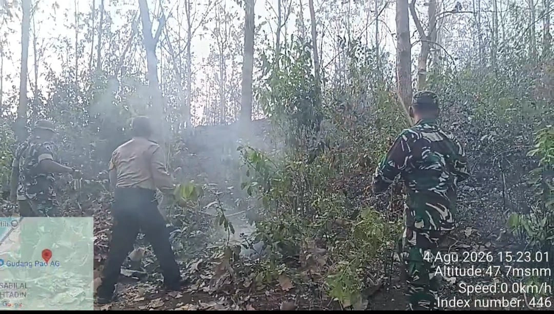Polsek Bungatan bersama TNI dan Perhutani bergerak cepat menindaklanjuti laporan warga soal kebakaran di kawasan hutan jati pasir Putih