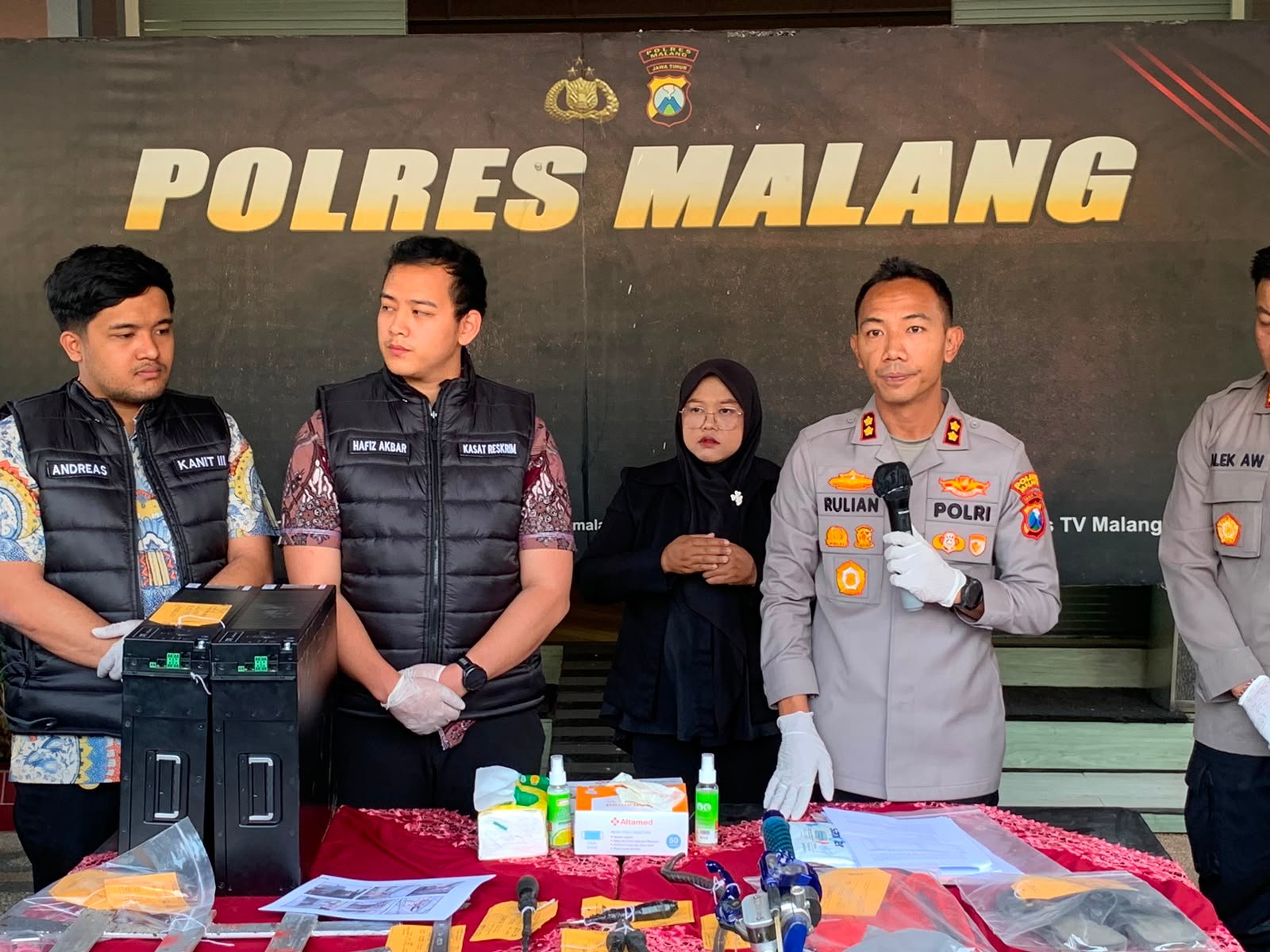Polres Malang mengungkap komplotan spesialis pencurian baterai lithium Tower yang beraksi di 17 lokasi di Kabupaten Malang.