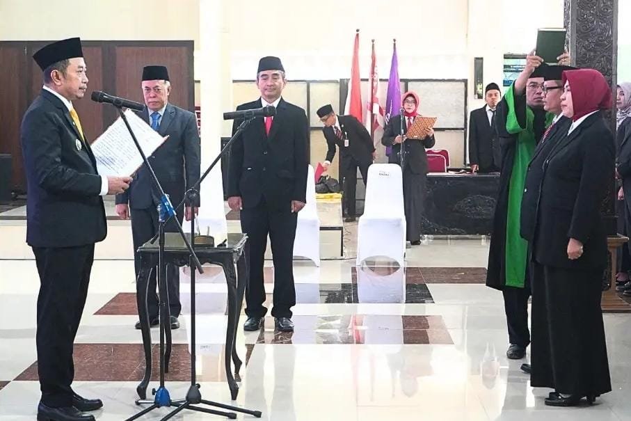 Bupati Bondowoso, Abdul Hamid Wahid, secara resmi melantik dan memutasi 126 kepala sekolah tingkat SD dan SMP di Kamis (13/8/2026).