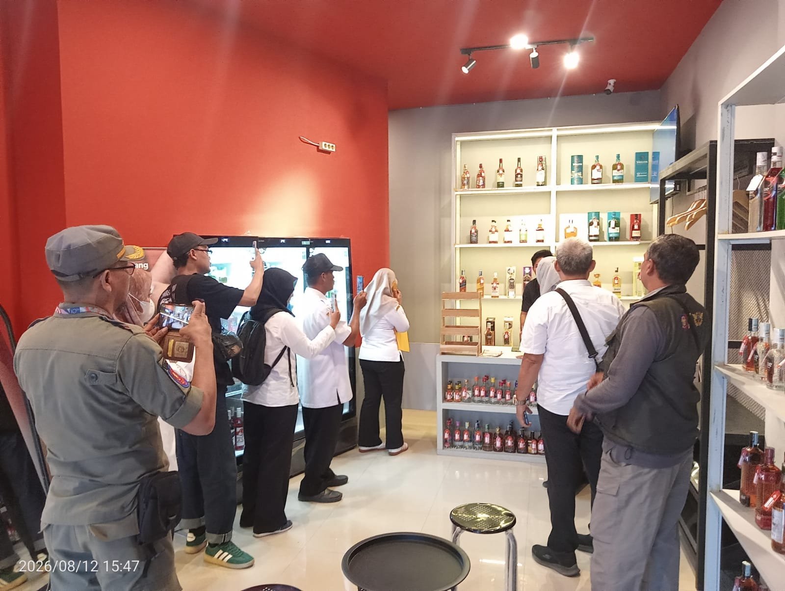 Belum Kantongi Izin, Pemkab Jember Tutup Paksa Toko Minuman Beralkohol di Patrang