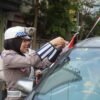 HUT ke-81 RI, Satlantas Polres Malang Bagi-Bagi Bendera Merah Putih ke Warga