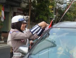 HUT ke-81 RI, Satlantas Polres Malang Bagi-Bagi Bendera Merah Putih ke Warga