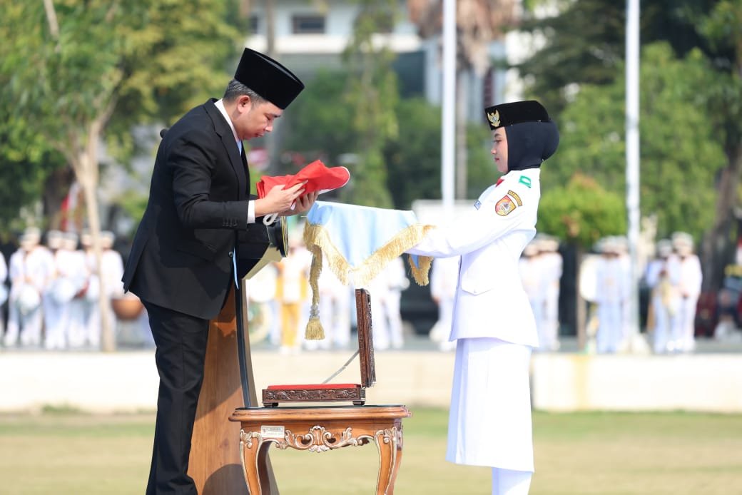 Bupati Gus Fawait pimpin Upacara HUT ke-81 RI di Alun-Alun Jember. Tegaskan pentingnya menjaga persatuan & loyalitas demi kejayaan NKRI