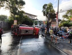 Hendak Tangani Kebakaran, Mobil Damkar Kota Batu Terguling
