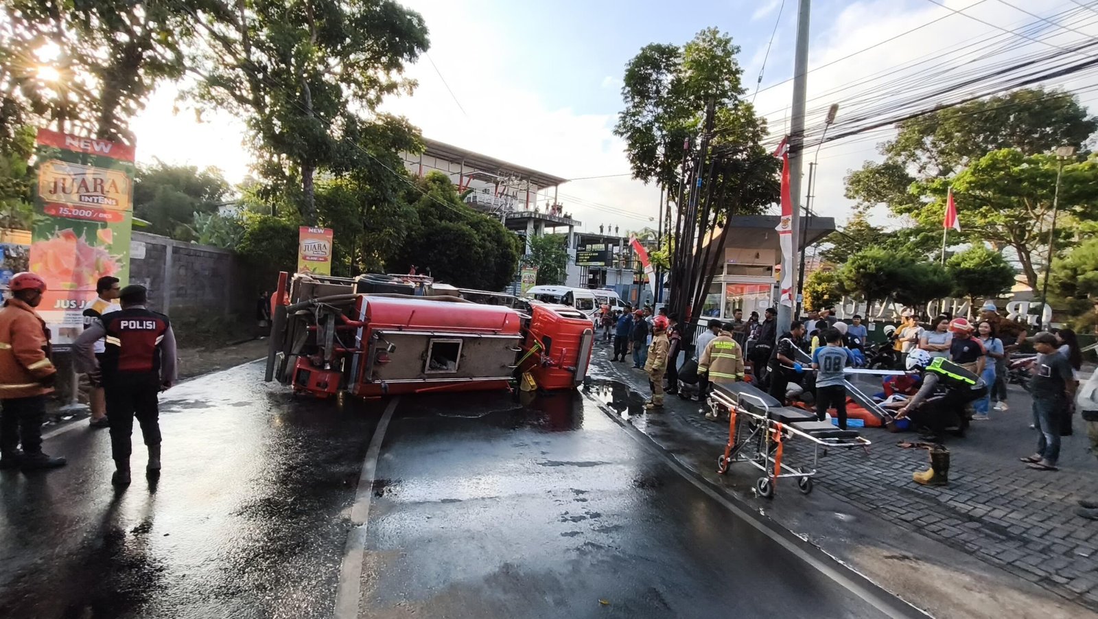 Ft : Mobil Damkar Kota Batu terguling di Jalan Raya Oro-oro Ombo, Desa Oro-oro Ombo, Kecamatan Batu, Kota Batu, Kamis (27/8/2026). (San)