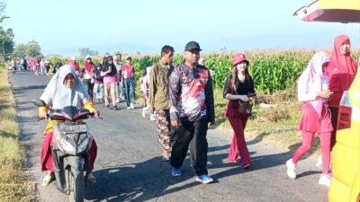 Pemerintah Desa Duwet, Panarukan, menggelar gebyar jalan sehat dalam rangka memeriahkan peringatan HUT ke-81