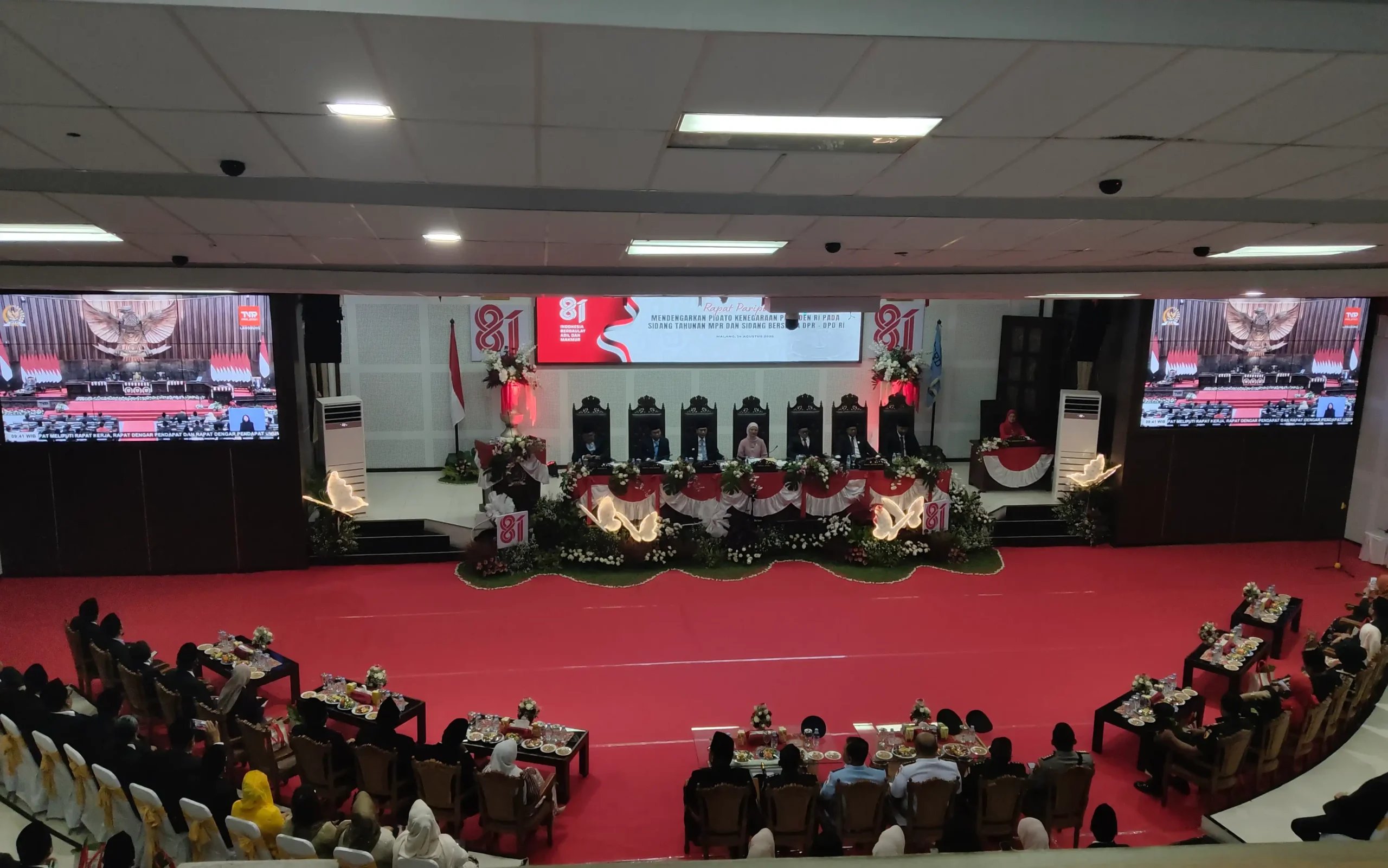 DPRD Kota Malang gelar paripurna dengarkan Pidato Kenegaraan Presiden, soroti reformasi BUMD Tunas dan target ekonomi 6 persen.