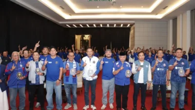 Resmi Dilantik! Pengurus Pusat Aremania Utas 2026–2030 Siap Perkuat Persatuan Suporter Malang Raya 🦁🤝 Sebanyak 143 pengurus dari 20 bidang Aremania Utas periode 2026–2030 resmi dikukuhkan di Singosari, Kabupaten Malang pada Minggu (2/8/2026) malam. Acara ini dihadiri langsung oleh Bupati Malang HM Sanusi, Kapolres Malang AKBP Rulian Syauri, Kapolresta Malang Kota Kombes Danang Setiyo, hingga jajaran manajemen Arema FC. 💙 📌 Poin Pesan Forkopimda & Presidium: 🔹 Jaga Kondusivitas: Kapolres Malang mengajak kepengurusan baru untuk terus memperkuat kultur suporter yang dewasa dan menjaga keamanan Malang Raya. 🔹 Wadah Pemersatu: Koordinator Presidium Ali Rifki menegaskan Aremania Utas siap jadi jembatan sinergi antara suporter, klub, dan pemerintah. 🔹 Jadi Teladan: Bupati Malang berharap Aremania tetap menjadi panutan kelompok suporter sepak bola nasional.