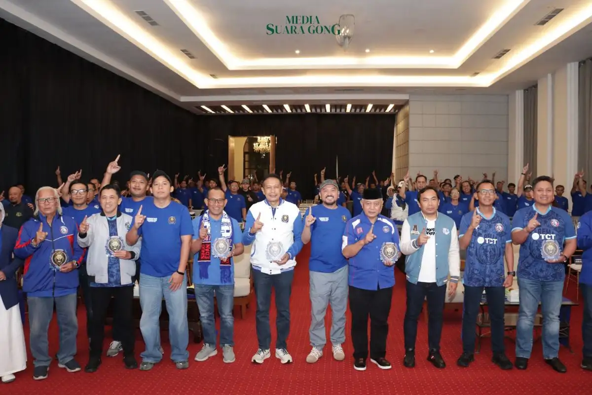 Resmi Dilantik! Pengurus Pusat Aremania Utas 2026–2030 Siap Perkuat Persatuan Suporter Malang Raya 🦁🤝 Sebanyak 143 pengurus dari 20 bidang Aremania Utas periode 2026–2030 resmi dikukuhkan di Singosari, Kabupaten Malang pada Minggu (2/8/2026) malam. Acara ini dihadiri langsung oleh Bupati Malang HM Sanusi, Kapolres Malang AKBP Rulian Syauri, Kapolresta Malang Kota Kombes Danang Setiyo, hingga jajaran manajemen Arema FC. 💙 📌 Poin Pesan Forkopimda & Presidium: 🔹 Jaga Kondusivitas: Kapolres Malang mengajak kepengurusan baru untuk terus memperkuat kultur suporter yang dewasa dan menjaga keamanan Malang Raya. 🔹 Wadah Pemersatu: Koordinator Presidium Ali Rifki menegaskan Aremania Utas siap jadi jembatan sinergi antara suporter, klub, dan pemerintah. 🔹 Jadi Teladan: Bupati Malang berharap Aremania tetap menjadi panutan kelompok suporter sepak bola nasional.