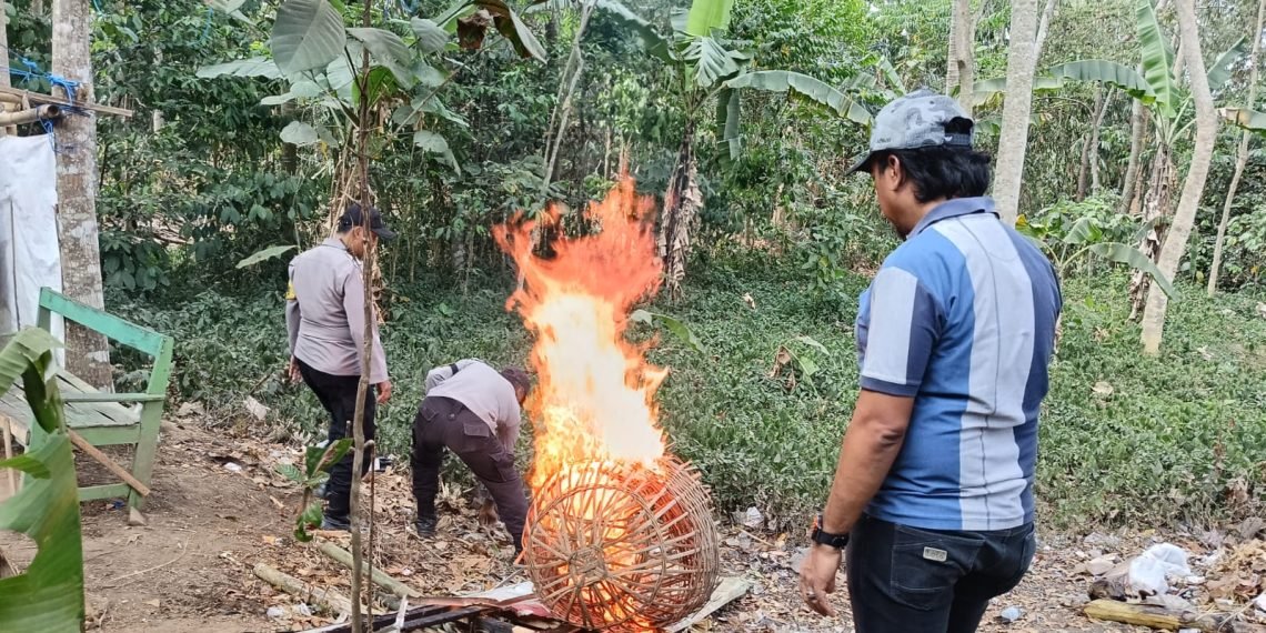 Polres Malang menertibkan arena yang diduga digunakan untuk judi sabung ayam di Desa Sambigede, Kecamatan Sumberpucung, Kabupaten Malang