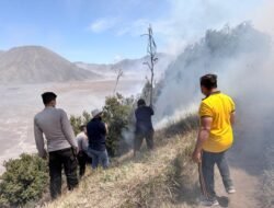 Karhutla Bromo Merembet ke Ngadisari, Polres Probolinggo Gerak Cepat Padamkan Api