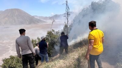 Kebakaran kembali terjadi di kawasan Taman Nasional Bromo Tengger Semeru (TNBTS) di Blok Seruni, Cemoro Lawang, Sukapura (27/8/2026)