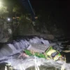 OUT OF CONTROL! Truk Bibit Tebu Terjun Bebas ke Sungai Brantas Kepanjen!