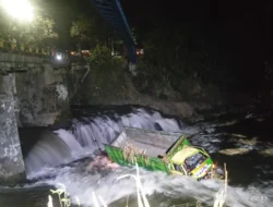 OUT OF CONTROL! Truk Bibit Tebu Terjun Bebas ke Sungai Brantas Kepanjen!