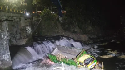 Truk Bibit Tebu Terjun Bebas ke Sungai Brantas Kepanjen!