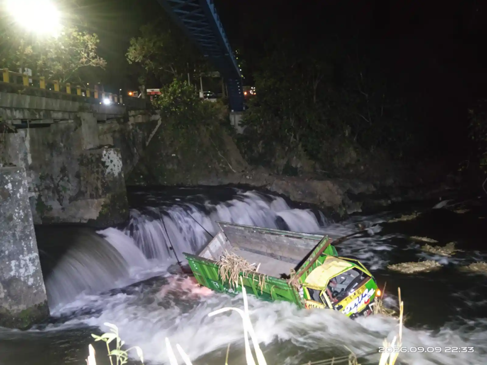 Truk Bibit Tebu Terjun Bebas ke Sungai Brantas Kepanjen!