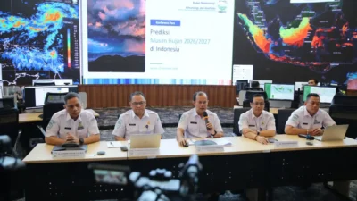 Awal dan Puncak Musim Hujan Berdekatan, BMKG Ingatkan Banjir dan Longsor