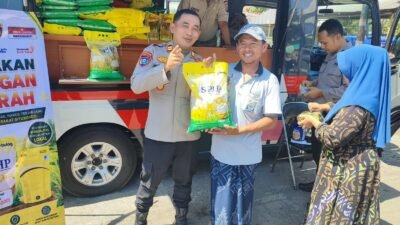 Bantu Ekonomi Warga, Satbinmas Polres Situbondo Gelar Gerakan Pasar Murah di Kapongan