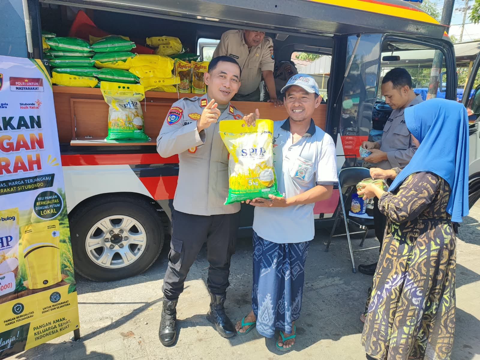 Bantu Ekonomi Warga, Satbinmas Polres Situbondo Gelar Gerakan Pasar Murah di Kapongan
